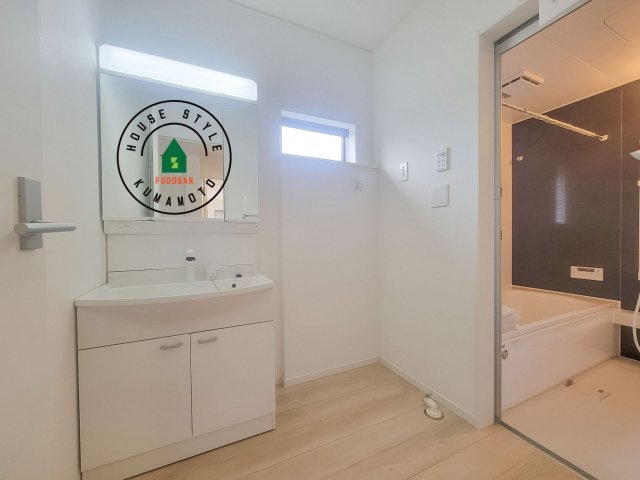 合志市幾久富第6-2棟（1号棟）の脱衣所|ゆとりの洗面スペースで朝の身支度もスムーズに。暮らしを快適に変えるシャワー付洗面台です！
