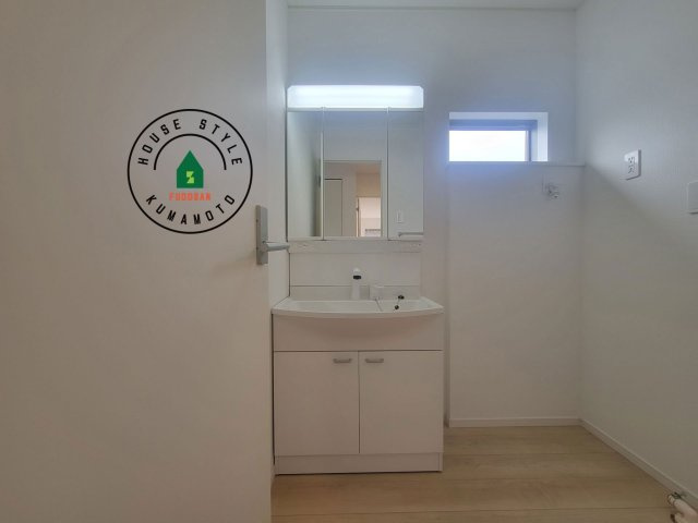 合志市幾久富第6-2棟（1号棟）の独立洗面台|毎日使うものだから清潔な空間を保ちたい水回り。洗面にはそんな願いを解消させてくれる収納アイデアが満載です。三面鏡の裏側にはキャビネットが現れ小物から背の高い物まで収納できます。