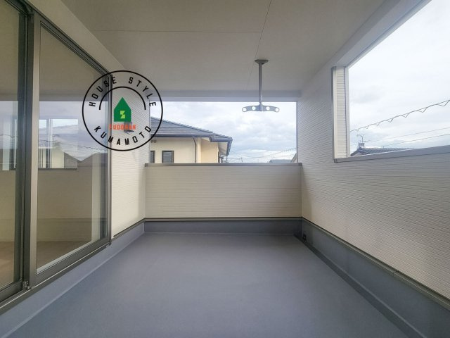 合志市幾久富第6-2棟（1号棟）のバルコニー|風をしっかりと感じられるバルコニーでは、毎日が洗濯日和です。広々としているので洗濯も楽しくなるでしょうし、気分転換にバルコニーからの眺めを楽しむのもいいでしょう。