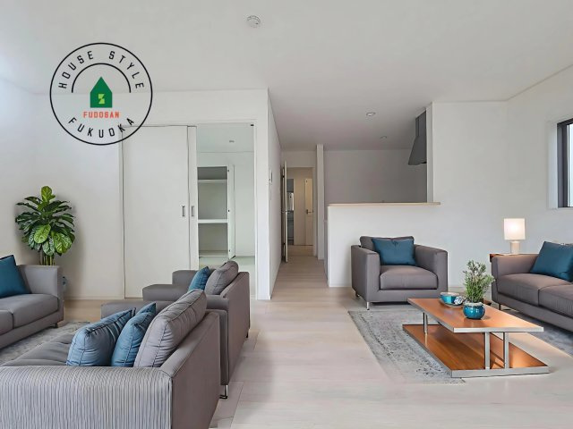 合志市幾久富第6-2棟（1号棟）の居間・リビング|明るく開放的なリビングダイニングは豊かな陽光が注ぎ込み、やすらぎの空間を演出してくれます。ご家族で楽しいひとときをお過ごし下さい。※家具はCGを合成したものです。