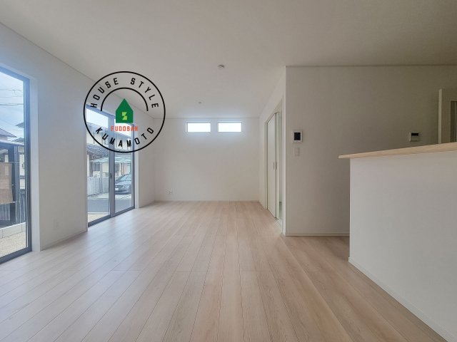 合志市幾久富第6-2棟（1号棟）の居間・リビング|キッチンからリビングをしっかり確認できます。家族の笑顔があふれる空間になりそうですね。