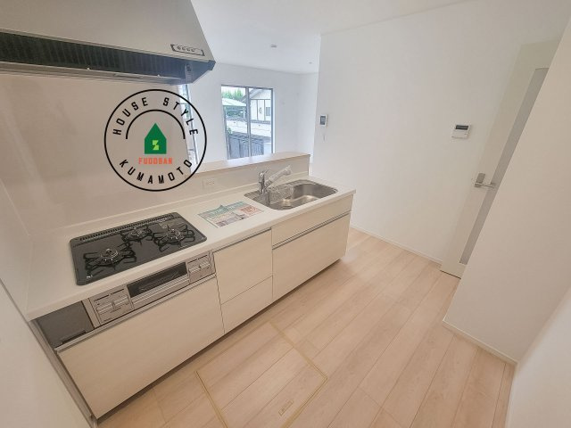 合志市幾久富第6-2棟（1号棟）のキッチン|カウンターキッチンなら、リビングで遊ぶ子供の様子を見ながら料理ができるので安心です。料理を運んでもらったり、子供にお手伝いしてもらいやすいのもいいですね。