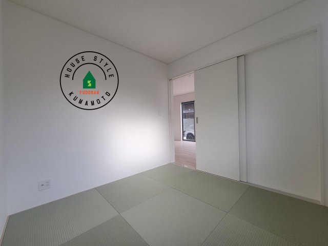 合志市幾久富第6-2棟（1号棟）の和室|和室を上手に活用すると暮らし方の幅が広がります。例えば普段は開け放して、子供の小さいうちはお昼寝や遊びのスペースに。畳はソフトなので転んでもケガをしにくく安心です