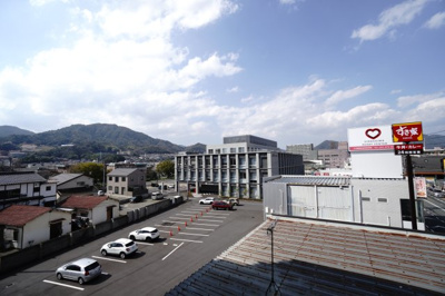 【展望】 | 【上質リノベ】ヴィラ祇園 | 【四季を感じる】
四季の移ろい・爽やかな青空や風を感じられ
自然を愉しめるパノラマビュー。
毎日の暮らしに余裕を感じさせてくれる、
遮る物の無い開放的な眺望を是非、ご堪能ください。