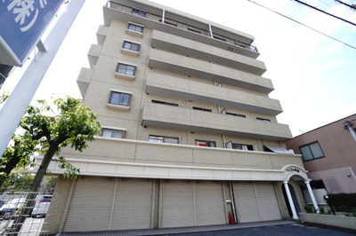 【外観】 | 【上質リノベ】ヴィラ祇園 | 【耐震性】
耐震性の高さを判断するポイントは、
建築確認申請日が1981年6月1日以降の
新耐震基準に適合しているかどうか。
震度６程度の大地震でも
建物が崩壊しないレベルが基準になりました。