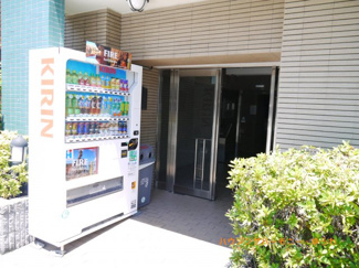 【その他共用部分】 | タイル張りの綺麗なエントランス部分。