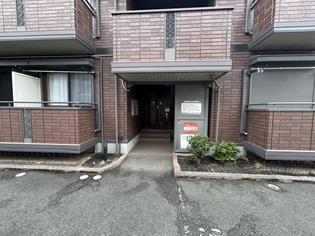 白樺ハイツのエントランス