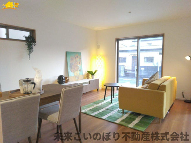 【居間・リビング】 | 一日の中で多くの時間を過すことになるリビングダイニングだからこそ、いつも穏やかな空間であることが必然。爽やかな通風と採光を存分に感じる事が出来る空間です。