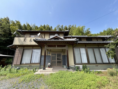 【外観】 | 和の余白で贅沢に暮らす家　熊本県菊池郡菊陽町 | 趣ある日本家屋の外観。遮るものがなく陽光がたっぷり降り注ぎます。