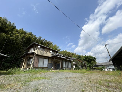 【庭】 | 和の余白で贅沢に暮らす家　熊本県菊池郡菊陽町 | 接道から入ったところにある広々お庭。プライバシーを確保しながら、BBQやプールはいかがでしょうか。