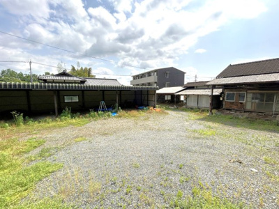 【庭】 | 和の余白で贅沢に暮らす家　熊本県菊池郡菊陽町 | 堅牢な屋根付き納屋あり（写真左）。10台以上余裕で停められる駐車スペースがあります♪