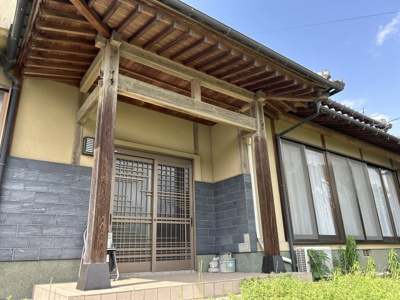 【外観】 | 和の余白で贅沢に暮らす家　熊本県菊池郡菊陽町 | 壮観な玄関先。十分な軒先があり、雨の日でも濡れずに身支度できます♪