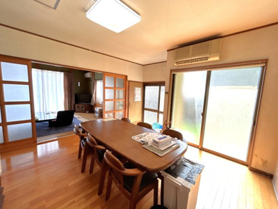 【居間・リビング】 | 和の余白で贅沢に暮らす家　熊本県菊池郡菊陽町 | リビングとつながるダイニング。引き戸で仕切ればリラックス空間と家事空間を分けれます♪