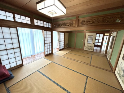 【和室】 | 和の余白で贅沢に暮らす家　熊本県菊池郡菊陽町 | ゆったりくつろぐ落ち着きの和室空間。親戚や知人を招いてパーティなど楽しめます♪