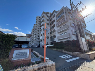 【外観】 | 敷地内駐車場に空きがあるので車をお持ちの方でも安心です