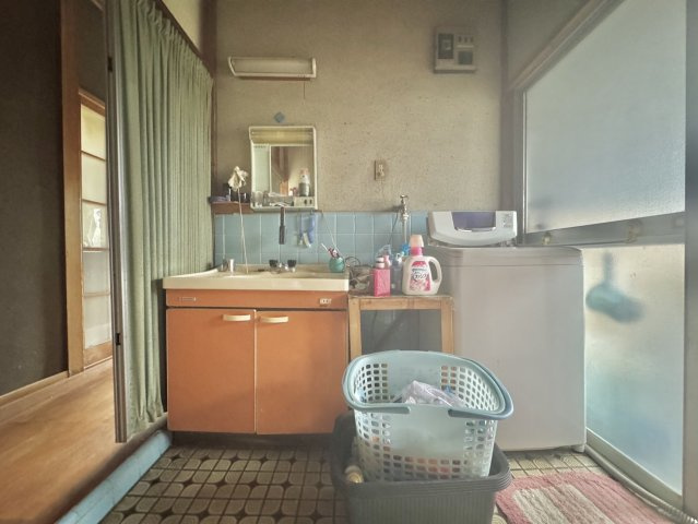 常総市豊岡町中古戸建の洗面所