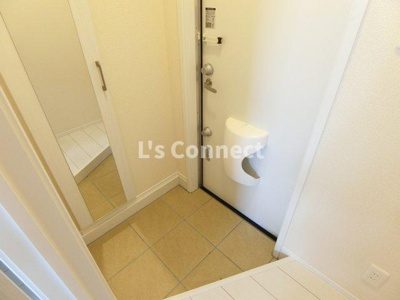 【玄関】 | フォルーナⅤ | 背の高い下駄箱には鏡付きで身だしなみチェック。