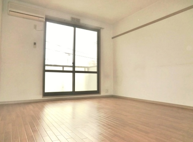 アルカンシェルの居間・リビング|☆南向きで日当たり良好！明るい日差しが入る洋室７．５帖です。☆