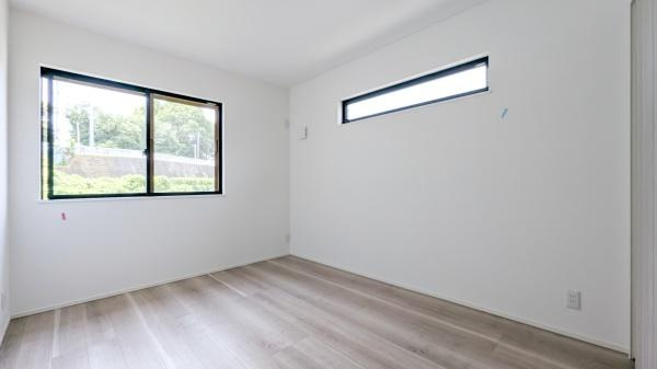 横浜市神奈川区西寺尾３丁目の新築一戸建の洋室|落ち着きのある洋室です！
休日はこちらでおくつろぎ下さい♪