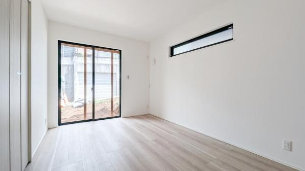 横浜市神奈川区西寺尾３丁目の新築一戸建の洋室|窓からの光が嬉しい洋室です。
各居室収納もあり、荷物が多い方にも安心です♪