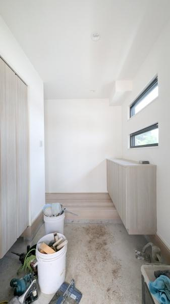 横浜市神奈川区西寺尾３丁目の新築一戸建の玄関|収納豊富な玄関です。
ゆったりとした空間です！