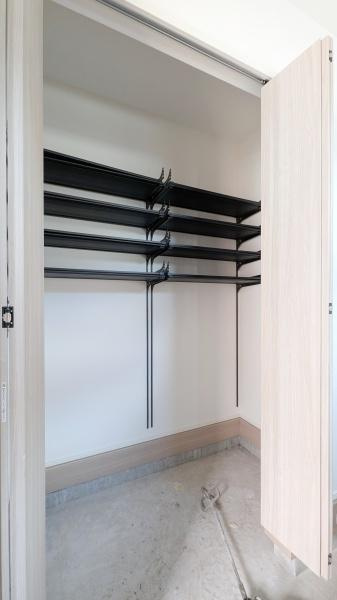 横浜市神奈川区西寺尾３丁目の新築一戸建の玄関|SICがあり収納豊富な玄関です。
この明るい玄関が気持ちよく家族を迎え入れます。