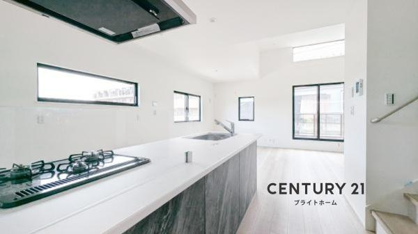 横浜市神奈川区西寺尾３丁目の新築一戸建の居間・リビング|対面式のキッチンはお料理中でも家族とのお話も弾みます。
お天気の良い日は電気をつけなくても明るいリビング！
