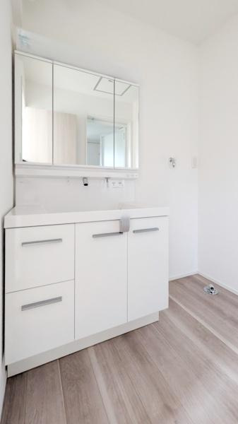 横浜市神奈川区西寺尾３丁目の新築一戸建の独立洗面台|お化粧もしやすい三面鏡付き独立洗面台、
収納もしっかりあり、洗剤などもしまっておけます。