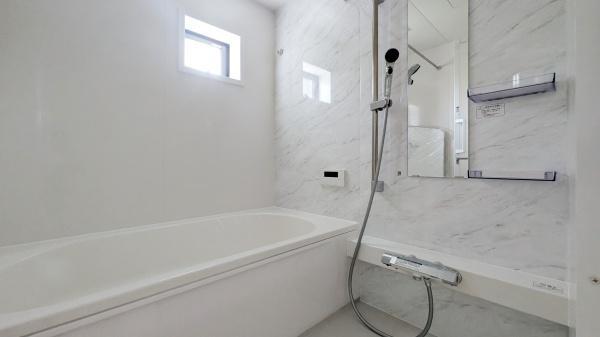 横浜市神奈川区西寺尾３丁目の新築一戸建の浴室|こちらのバスルームで一日の疲れをいやして下さい！
もちろん、浴室乾燥機付きです！