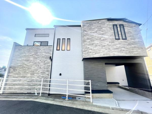 横浜市戸塚区矢部町の新築一戸建の前面道路含む現地写真|車通りが少ない為、小さなお子様にも安心です。
是非一度、現地へ起こしください。

