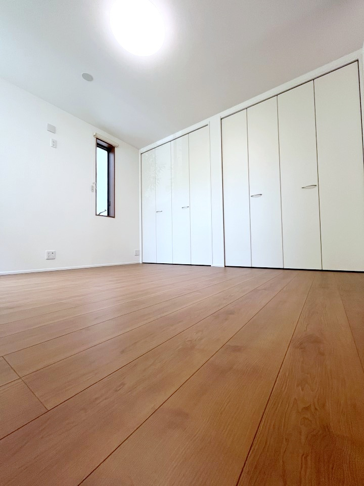 フジサワシツジドウヒガシカイガンコダテの洋室