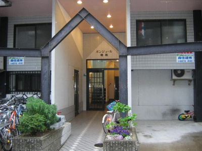 【エントランス】 | ボンジュール磯路 | ゆとりのあるエントランスです