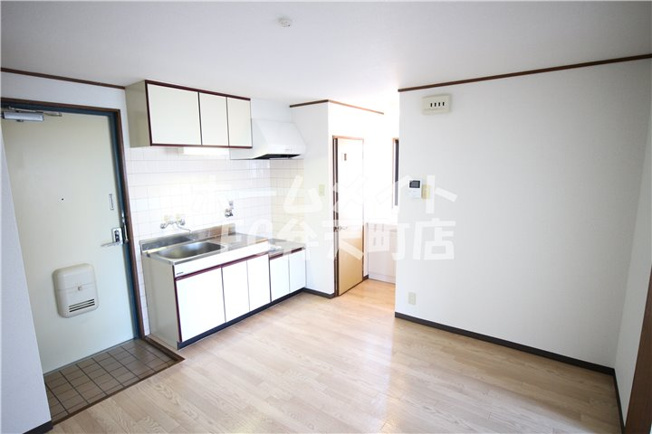 【内装】 | ボンジュール磯路 | 内装は落ち着いています