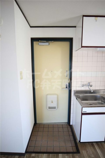 【玄関】 | ボンジュール磯路 | 明るい玄関です