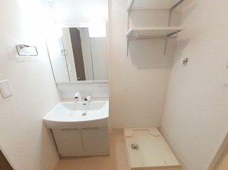 【洗面所】 | メゾン・ド・リヴィエール　Ⅲ | 明るい洗面所です