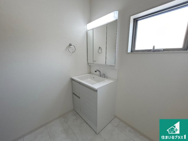 堺市南区槇塚台　第6期　新築一戸建ての独立洗面台|清潔感のある洗面台です。フラットな鏡は掃除がしやすく毎日清潔！鏡裏には収納があるのでスッキリとした洗面台が保てます。