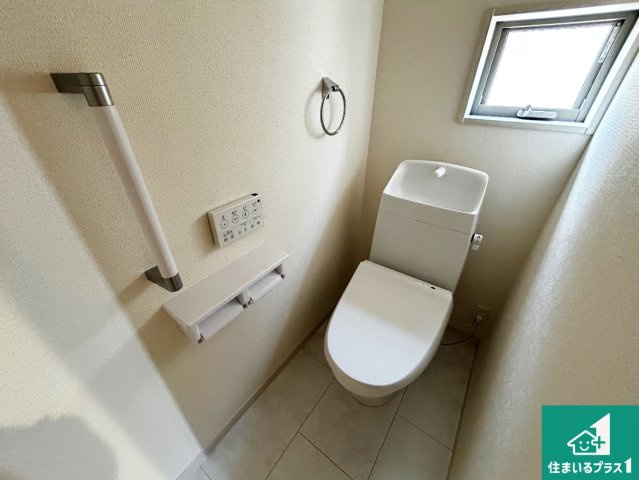 堺市南区槇塚台　第6期　新築一戸建てのトイレ|1・2階の2ヶ所にあるので、朝の忙しい時間の順番待ちもなく、深夜の利用にも大変便利です。