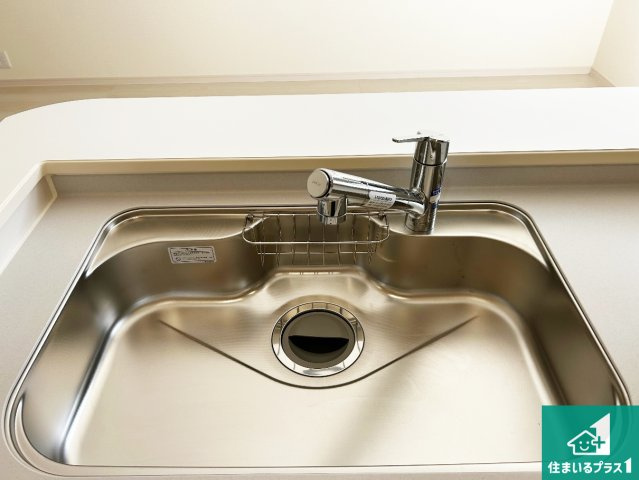 堺市南区槇塚台　第6期　新築一戸建ての設備|蛇口の先端に浄水器を内蔵しています！原水と浄水、お湯と冷水、シャワーの切替えがワンタッチなので用途によって使い分けられます。