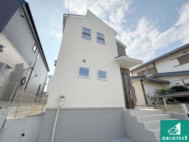 堺市南区槇塚台　第6期　新築一戸建ての前面道路含む現地写真|周辺は閑静な住宅街！前面道路広々で車の出し入れも便利です。駐車が苦手な方でも安心して車庫入れできます！