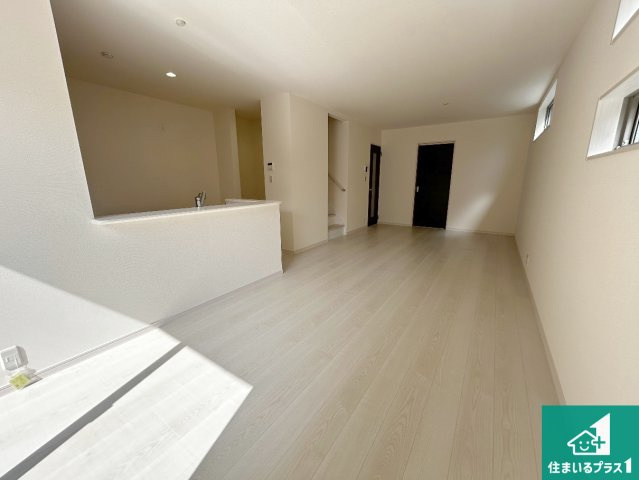 堺市南区槇塚台　第6期　新築一戸建ての居間・リビング|シンプルなリビングは、観葉植物等のインテリアを楽しめますね！パパ好みにも、ママ好みにも家具次第で雰囲気を変えることができます！