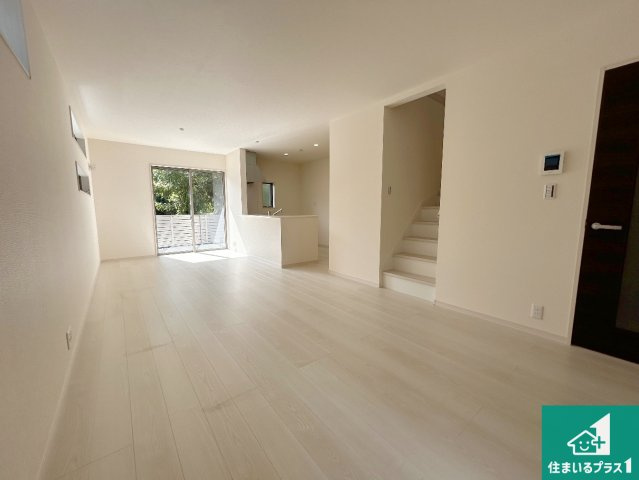 堺市南区槇塚台　第6期　新築一戸建ての居間・リビング|シンプルなリビングは、観葉植物等のインテリアを楽しめますね！パパ好みにも、ママ好みにも家具次第で雰囲気を変えることができます！
