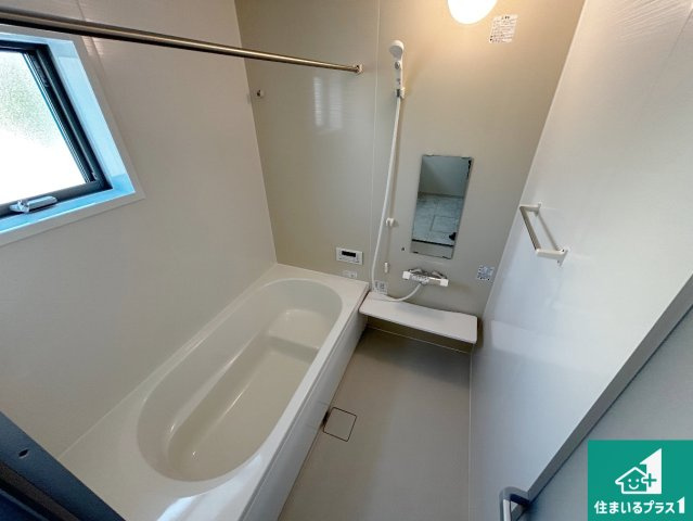 堺市南区槇塚台　第6期　新築一戸建ての浴室|足をゆったり伸ばして一日の疲れを癒してくれる浴槽。窓は少し高めに設置することで、外部からの視線も気にならない設計にし、かつ差し込む光が明るく穏やかな雰囲気にしてくれます！