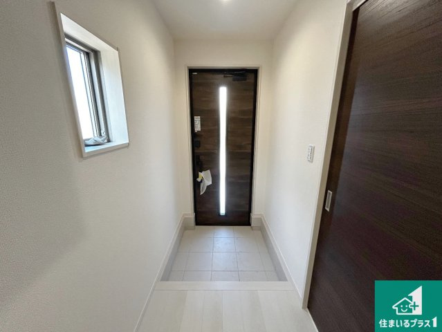 堺市南区槇塚台　第6期　新築一戸建ての玄関|シューズクローゼットにはたくさんの靴が収納できるので玄関周りはいつもスッキリ！コの字型のスペースにはオシャレな小物を置くと玄関が華やかに♪