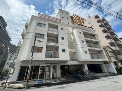 【外観】 | ホワイトコーポラス | 角地　徒歩圏内にスーパー、コンビニあり