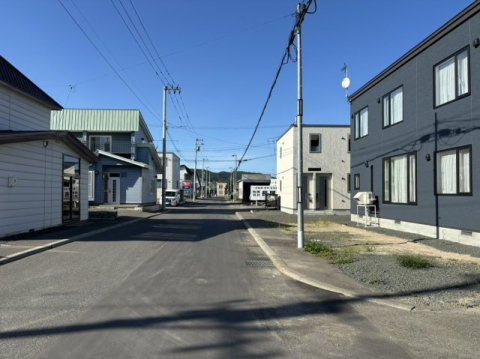 北見市西富町２丁目７番８号　新築戸建ての前面道路含む現地写真
