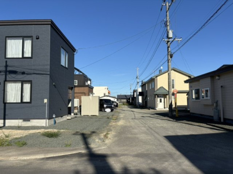 【前面道路含む現地写真】 | 北見市西富町２丁目７番８号　新築戸建て