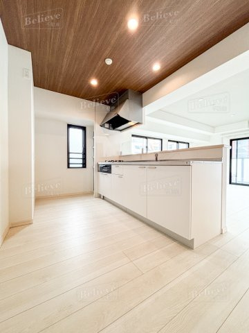 AZUR日吉町のキッチン|3口コンロ・グリル付のシステムキッチンです♪