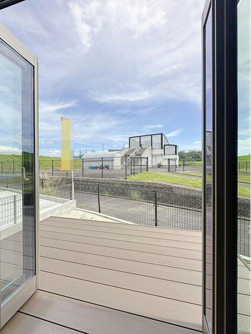 可部南1丁目 全5棟の庭|(No.3)リビングからも出入り可能なウッドデッキ☆
庭遊びやバーベキューなどくつろぎ空間です♪