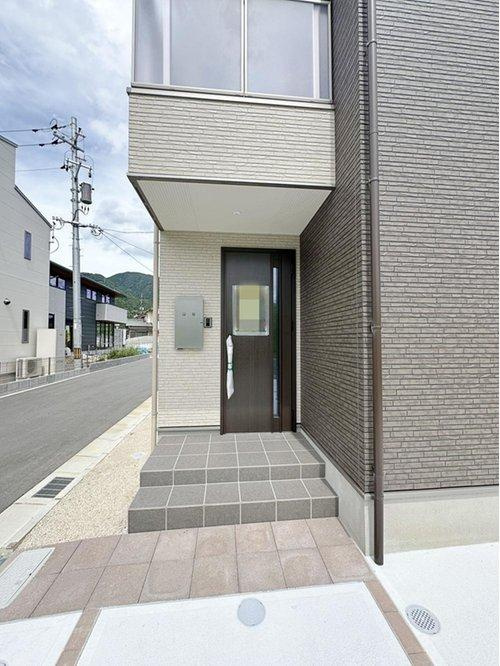 可部南1丁目 全5棟の玄関|(No.3)宅配ボックス付き玄関ポーチ☆屋根も付いており、雨が降っても濡れる心配はありません♪
更に宅配ボックスがあるので不在時の荷物の受け取りも安心です！