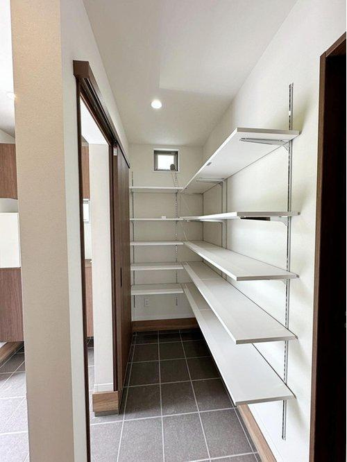 可部南1丁目 全5棟の収納|(No.3)シューズインクローク☆可動棚で好きな高さに調整可能！靴だけでなく外で使う用具やお子様のおもちゃなども帰ってきてそのまま収納することができます♪